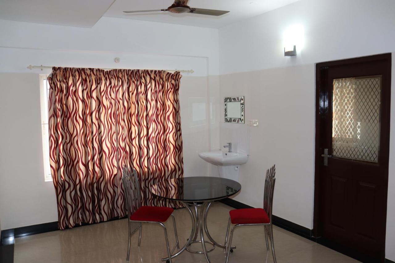Uthradam Towers Hotel Thiruvananthapuram Kültér fotó
